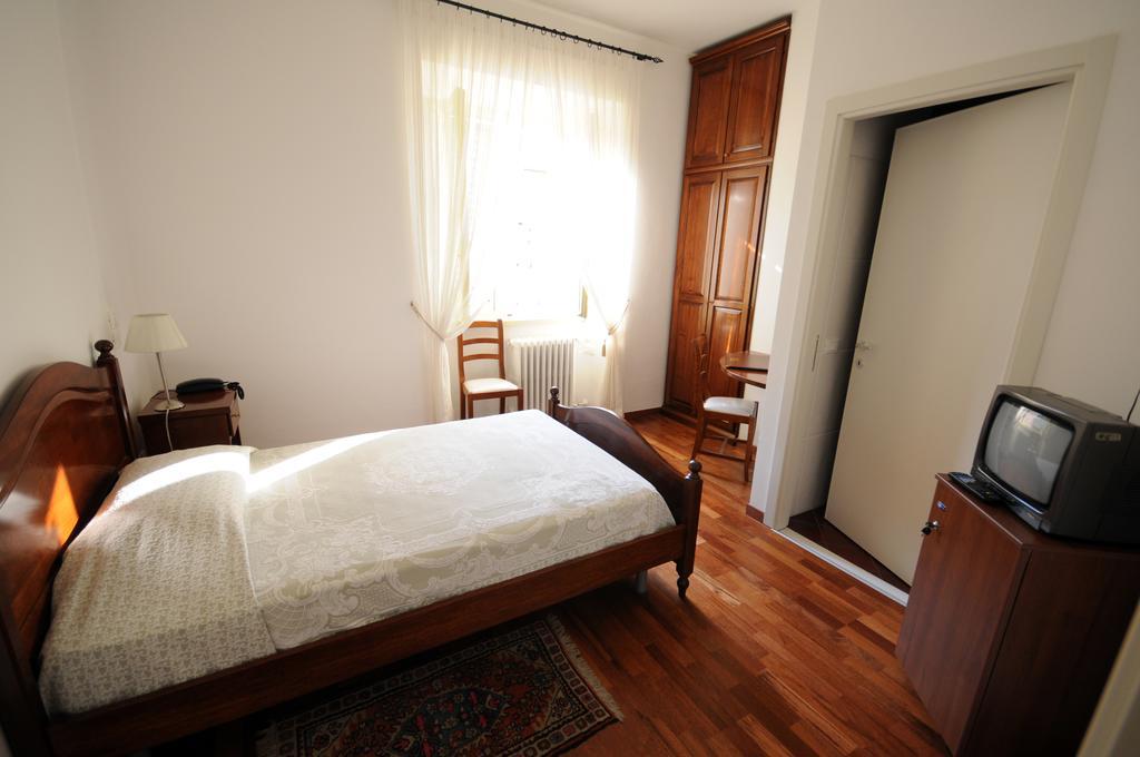 Guest House Domus Urbino Buitenkant foto